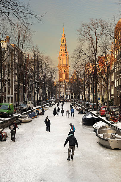 амстердам со льдом на каналы - amsterdam canal netherlands dutch culture стоковые фото и изображения