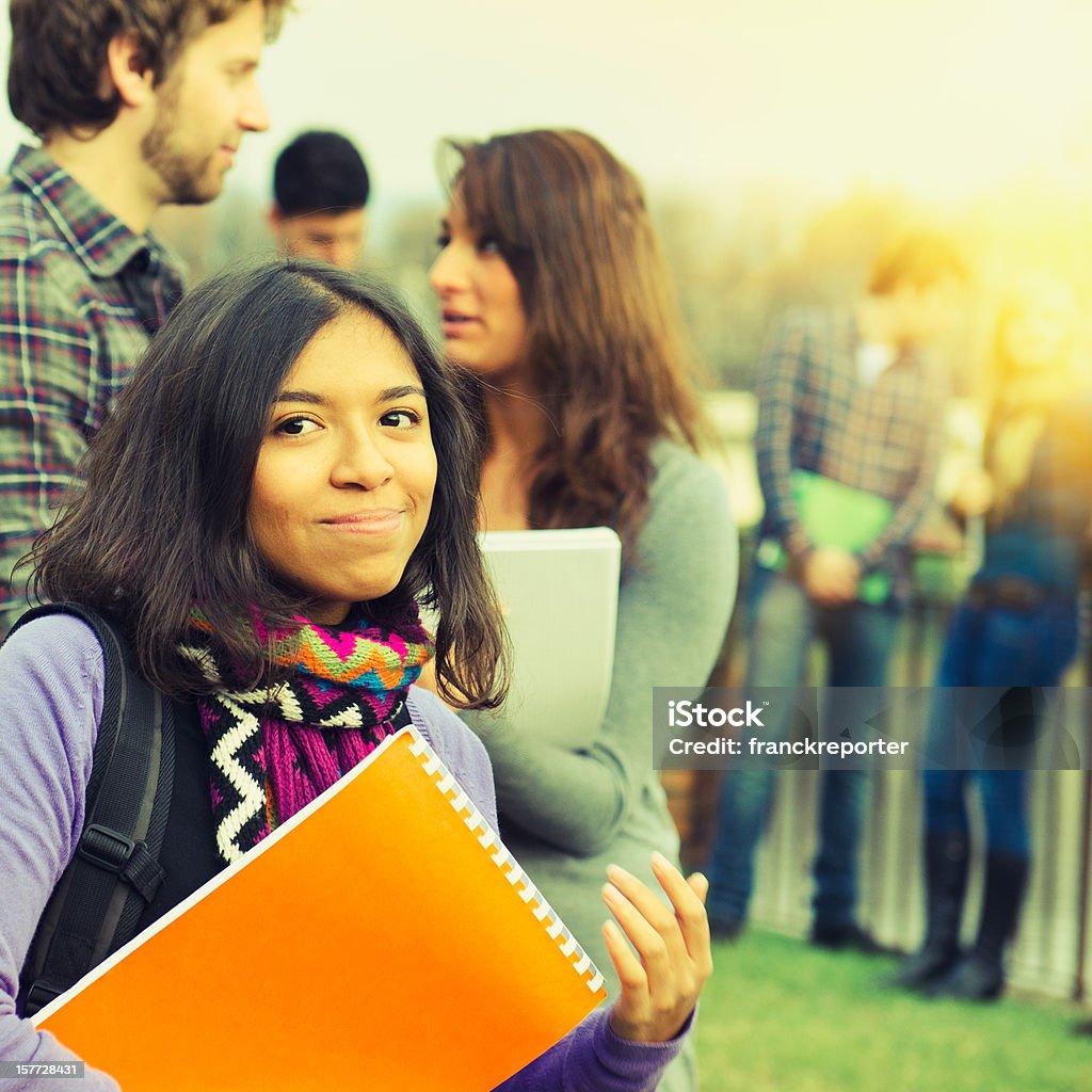 Brunette estudiante sonriente en el campus - Foto de stock de 20-24 años libre de derechos