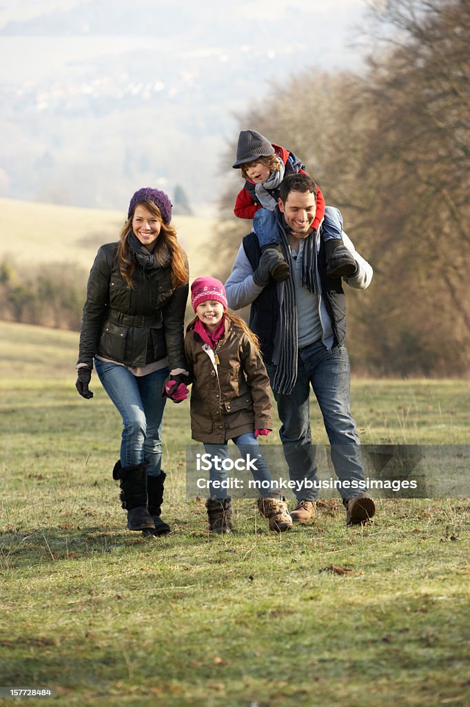 Família no país caminhar no inverno - Foto de stock de 30 Anos royalty-free