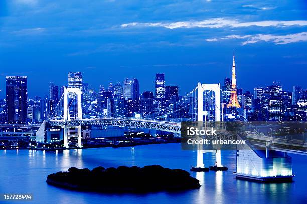 Foto de Rainbow Bridge À Noite e mais fotos de stock de Arranha-céu - Arranha-céu, Azul, Baía de Tóquio