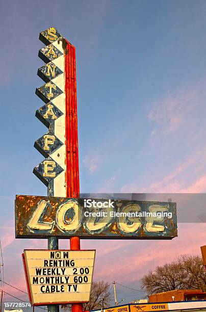 Route 66 Americana Santa Fe Lodge In Neonfarben Stockfoto und mehr Bilder von Grün - Grün, Motel, Neon
