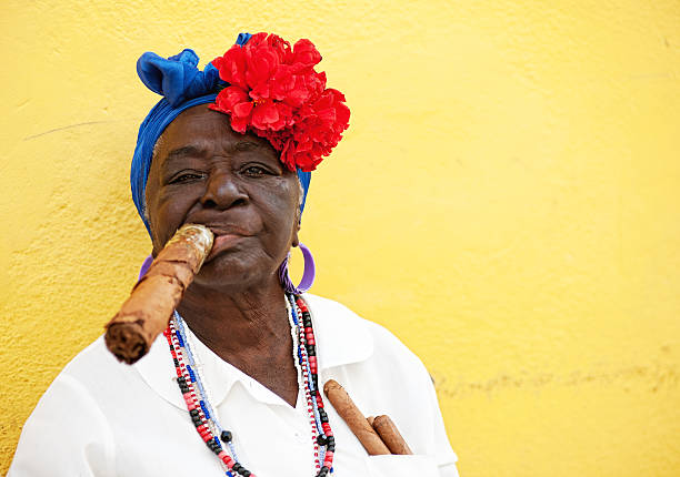 kuvapankkikuvat ja rojaltivapaat kuvat aiheesta kuubalainen nainen katedraaliaukiolla, havanna - smoking cuban