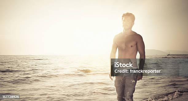 Przystojny Facet Mięśni W Lato Garbowane - zdjęcia stockowe i więcej obrazów Bez koszulki - Bez koszulki, Modelka i model, Plaża