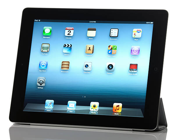 apple ipad 3 negro, wi-fi con smart cover soporte - ipad 3 fotografías e imágenes de stock