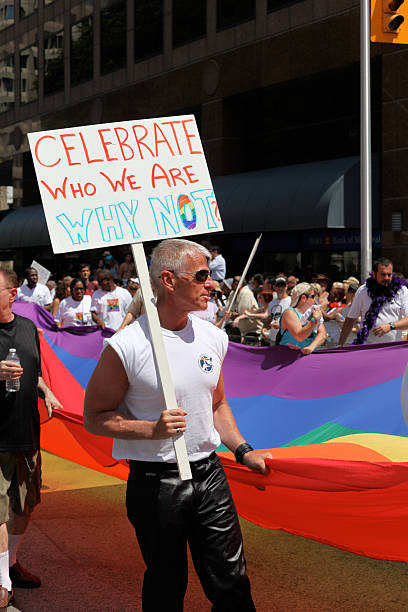 défilé de la pride à toronto - editorial vertical homosexual people photos et images de collection