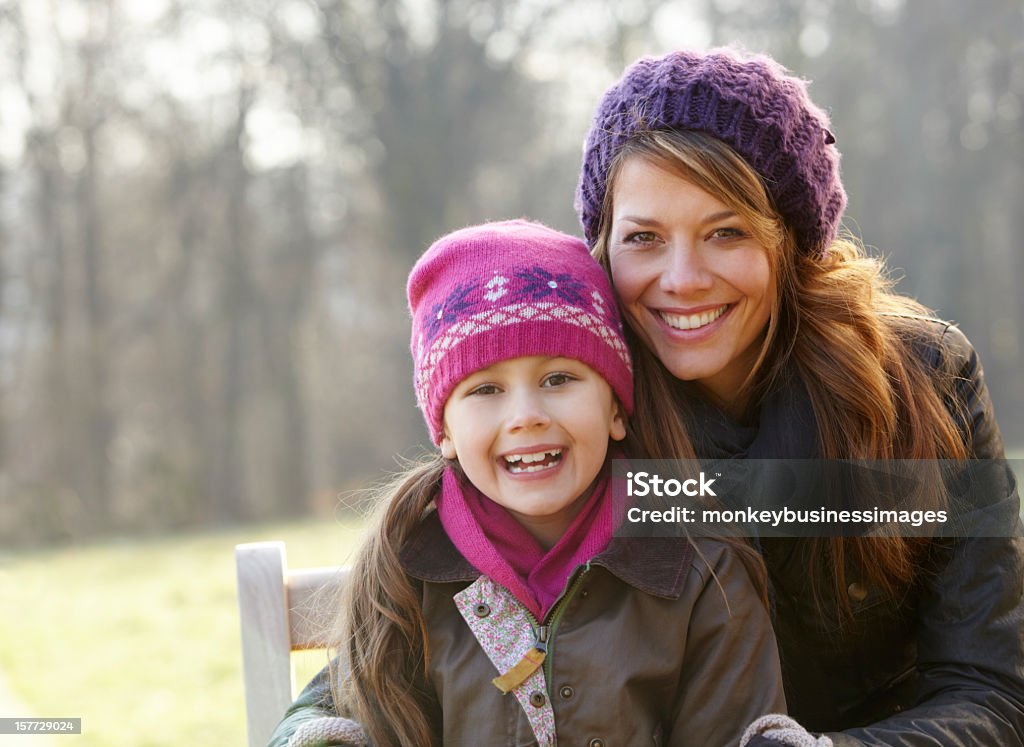 세로는 구슬눈꼬리 및 딸이다 야외 겨울 - 로열티 프리 2명 스톡 사진