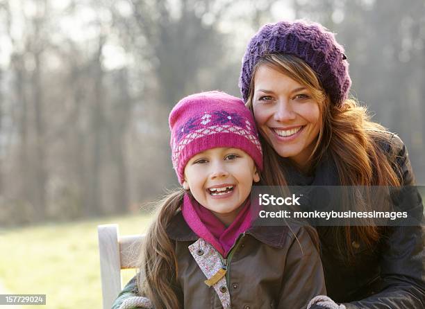 Retrato De Mãe E Filha Ao Ar Livre No Inverno - Fotografias de stock e mais imagens de 30-39 Anos - 30-39 Anos, 6-7 Anos, Abraçar