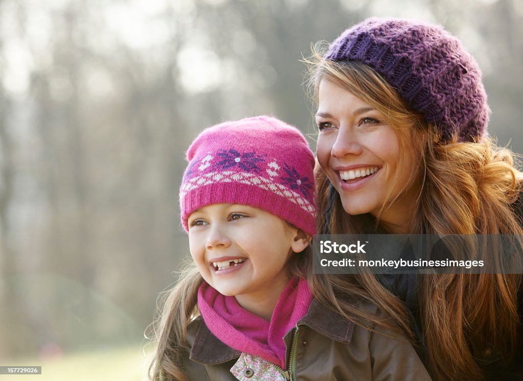 Porträt von Mutter und Tochter im Freien im winter - Lizenzfrei 6-7 Jahre Stock-Foto