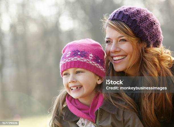 Porträt Von Mutter Und Tochter Im Freien Im Winter Stockfoto und mehr Bilder von 6-7 Jahre - 6-7 Jahre, Alleinerzieherin, Ein Elternteil