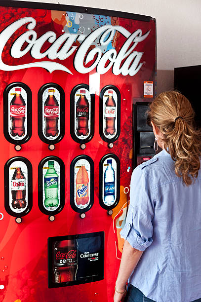 Máquina De Coke Foto de stock y más banco de imágenes de expendedora - expendedora, Cola - Gaseosa, Gaseosa - iStock