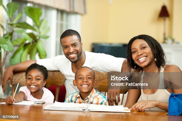 La Familia Foto de stock y más banco de imágenes de 30-39 años - 30-39 años, 6-7 años, Adulto