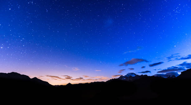 stelle sulle montagne - star trail galaxy pattern star foto e immagini stock