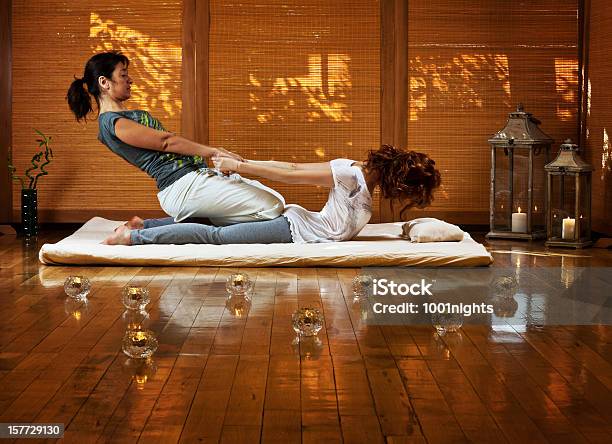 Foto de Massagem Tailandesa e mais fotos de stock de Massagear - Massagear, Tailândia, Cultura Tailandesa