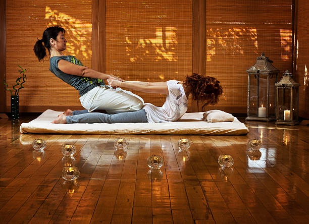 тайский массаж - alternative therapy body care stretching thailand стоковые фото и изображения