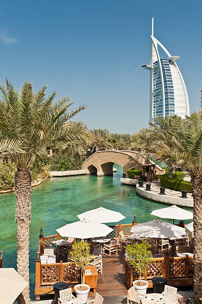 burj al arab à dubaï, le restaurant de l'hôtel de luxe - madinat jumeirah hotel photos et images de collection