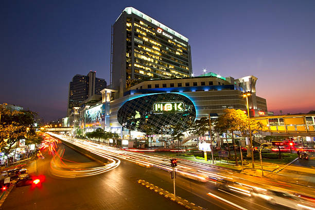 centro commerciale di bangkok di notte con luce sentieri - mbk foto e immagini stock