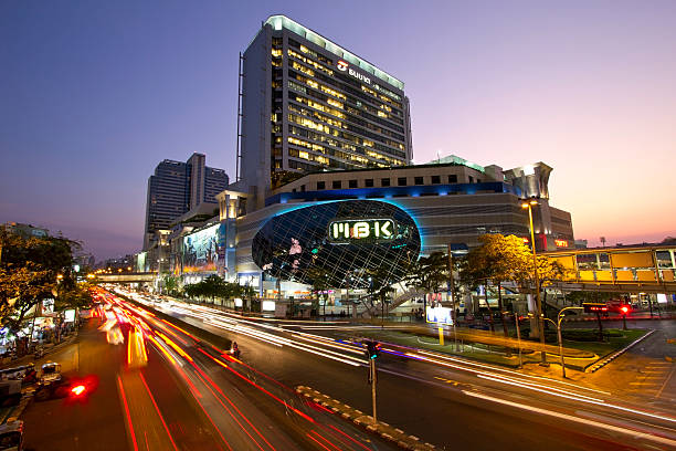 centro commerciale di bangkok di notte - mbk foto e immagini stock