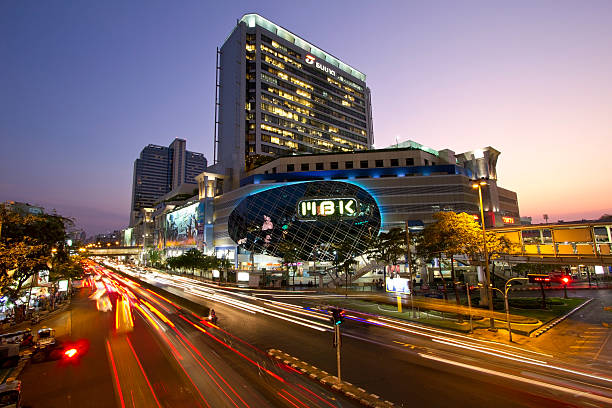 夜のバンコクのショッピングモール - mbk ストックフォトと画像