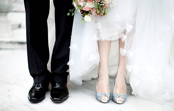 verheiratet paar - shoe men dress shoe dress stock-fotos und bilder