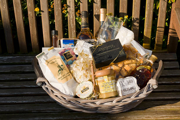 essen und trinken in cornwall und devon - präsentkorb stock-fotos und bilder
