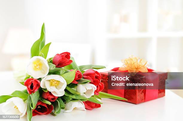 Geschenk Stockfoto und mehr Bilder von Geschenk - Geschenk, Blume, Geburtstag