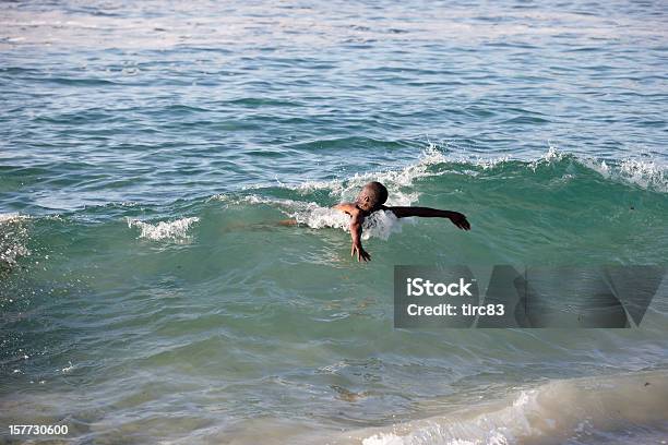 Junge Afrikanische Mann Reiten Der Wellen Stockfoto und mehr Bilder von Afrikanischer Abstammung - Afrikanischer Abstammung, Brandung, Camps Bay