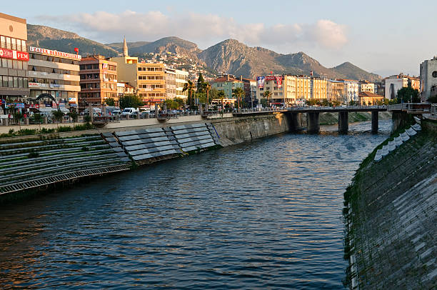 fleuve oronte et antakya, la turquie au coucher du soleil - antakya photos et images de collection