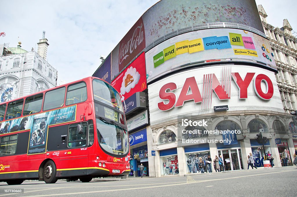 Bus à Piccadilly Circus à Londres - Photo de Piccadilly Circus libre de droits