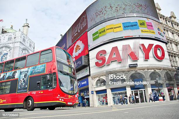 Piccadilly Circus Em Londres Autocarro - Fotografias de stock e mais imagens de Praça Piccadilly - Praça Piccadilly, Londres - Inglaterra, Ao Ar Livre