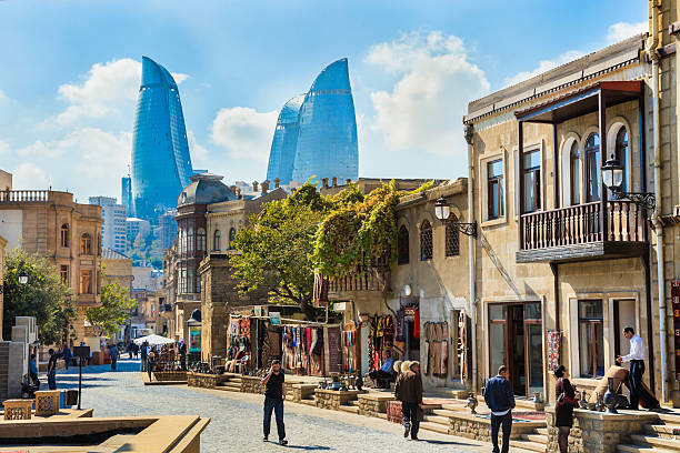 baku, aserbaidschan innenstadt stadtansicht von wolkenkratzer skyline tower flamme - baku stock-fotos und bilder