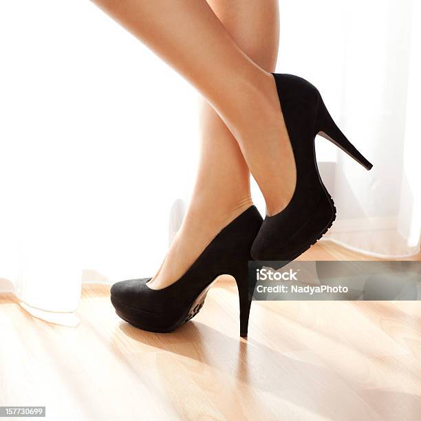 Weibliche Beine Mit High Heels Stockfoto und mehr Bilder von Ansicht aus erhöhter Perspektive - Ansicht aus erhöhter Perspektive, Boden, Frauen