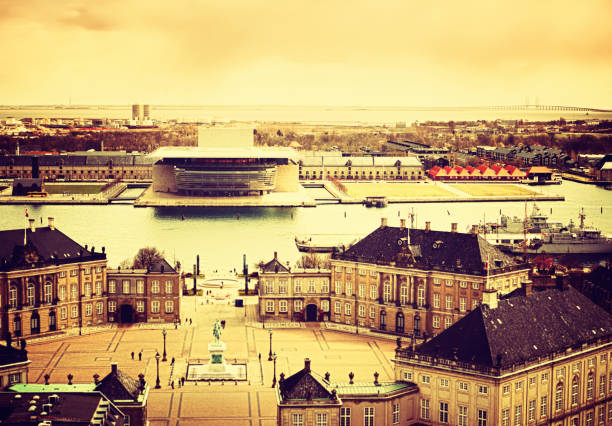 alta vista sul teatro dell'opera-copenhagen, danimarca - copenhagen opera denmark opera house foto e immagini stock