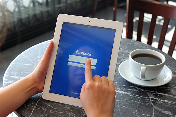 facebook na ipad 3 - facebook friendship sign computer monitor zdjęcia i obrazy z banku zdjęć