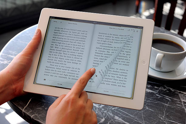 leitura e-book com ipad 3 - coffee shop coffee break coffee cup holding - fotografias e filmes do acervo