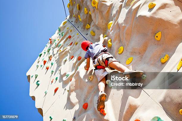 Niño En Pared Para Escalar Foto de stock y más banco de imágenes de Rocódromo - Rocódromo, Niño, Aire libre