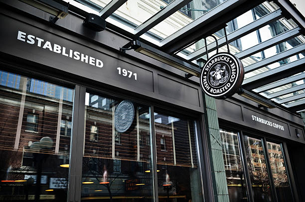 logotipo de starbucks con original del pike place en seattle - starbucks sign coffee seattle fotografías e imágenes de stock