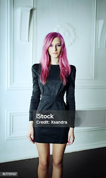 Modelo De Moda - Fotografias de stock e mais imagens de Cabelo Rosa - Cabelo Rosa, Mulheres, Só Uma Mulher