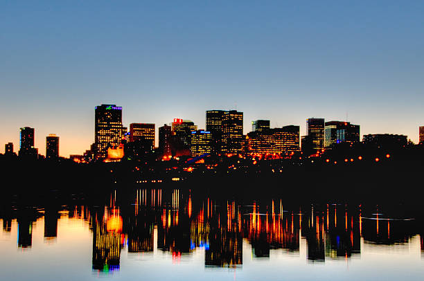 panorama d'edmonton au coucher du soleil reflète dans la rivière - north saskatchewan river photos et images de collection