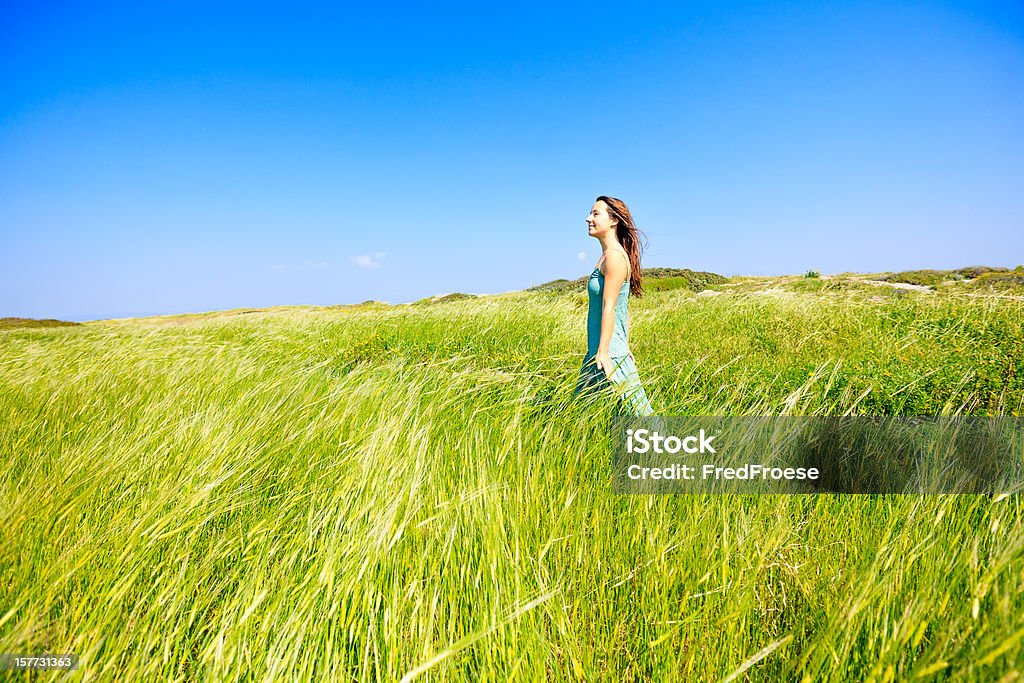 Donna nel campo godere la natura - Foto stock royalty-free di Adulto