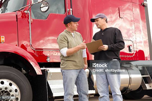Foto de Trucker Revisão e mais fotos de stock de Motorista de Caminhão - Motorista de Caminhão, Falar, Discussão