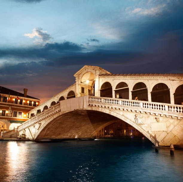 pont du rialto à venise, au crépuscule - venice italy rialto bridge bridge veneto photos et images de collection