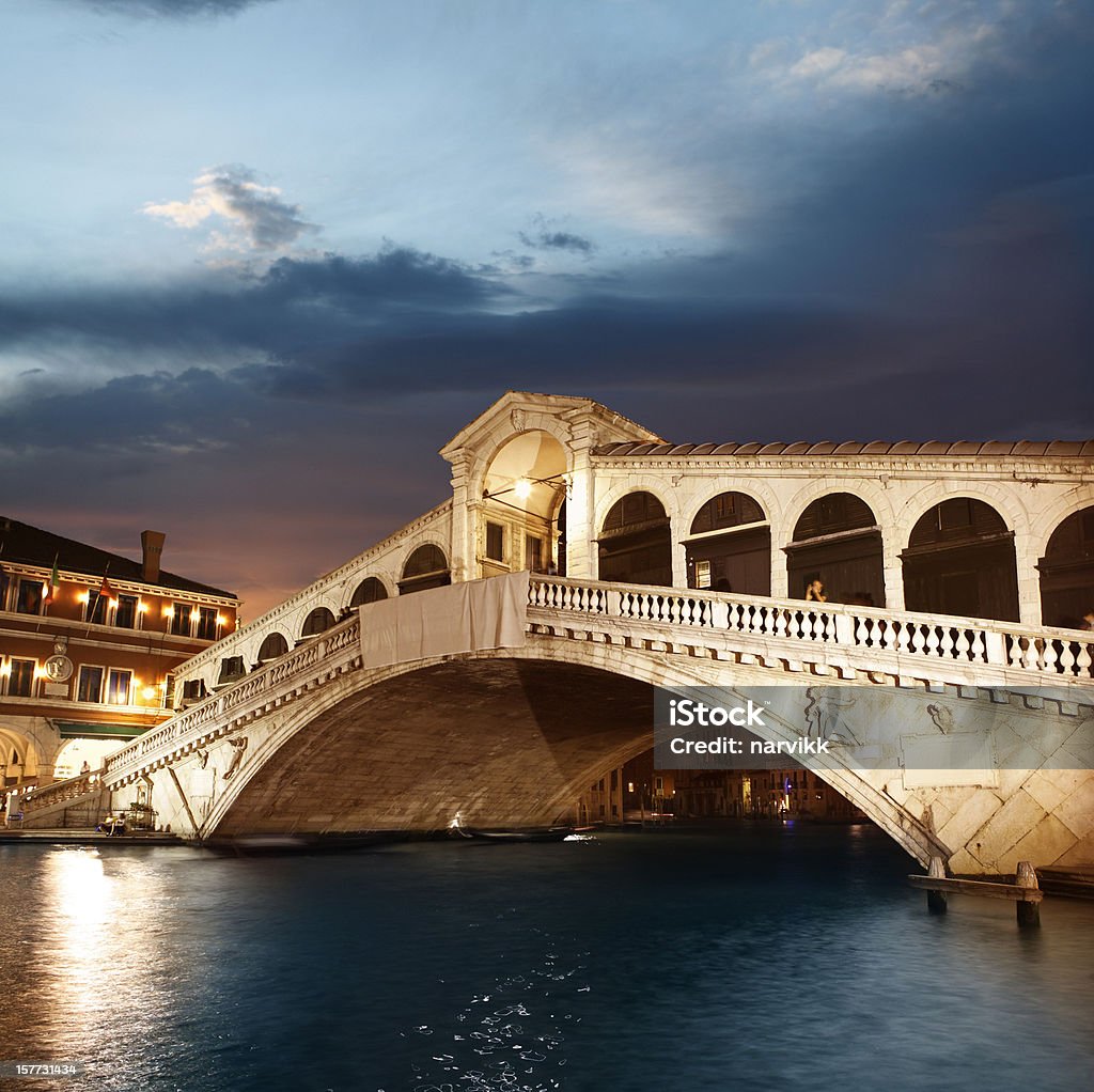 Ponte de Rialto em Veneza por crepúsculo - Royalty-free Ponte do Rialto Foto de stock