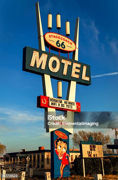 Klasyczne Amerykańskie Historyczne Stagecoach 66 Znak Motel Neon - zdjęcia stockowe i więcej obrazów Neon