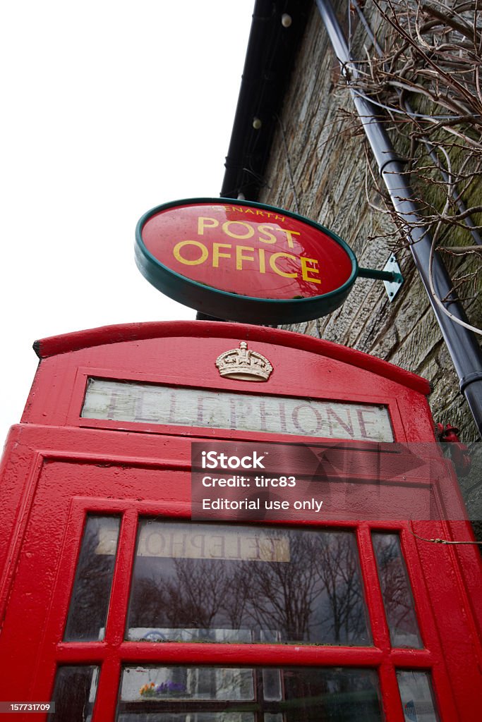 閑静な電話ボックスや郵便局のサイン - ウェールズのロイヤリティフリーストックフォト