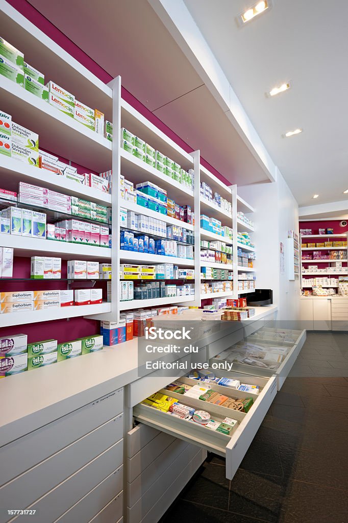 Ver em prateleiras e abrir caixas de uma farmácia - Royalty-free Alemanha Foto de stock
