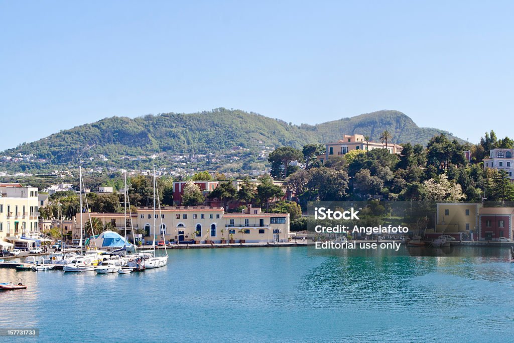 Ischia Ponte Harbor, Italien - Lizenzfrei Bootssteg Stock-Foto