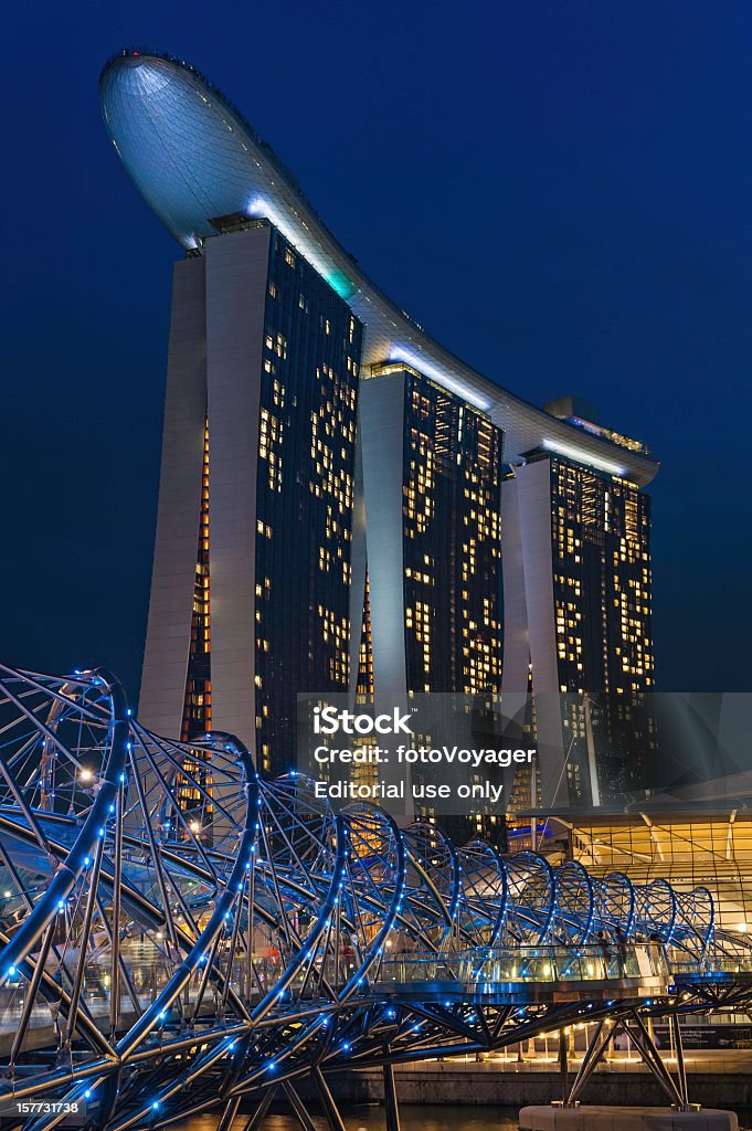 Singapore Marina Bay Sands пешеходный мост Хеликс Иллюминация - Стоковые фото Отель Марина Бей Сандс роялти-фри