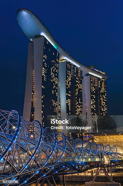 Singapore Marina Bay Sands Пешеходный Мост Хеликс Иллюминация — стоковые фотографии и другие картинки Отель Марина Бей Сандс