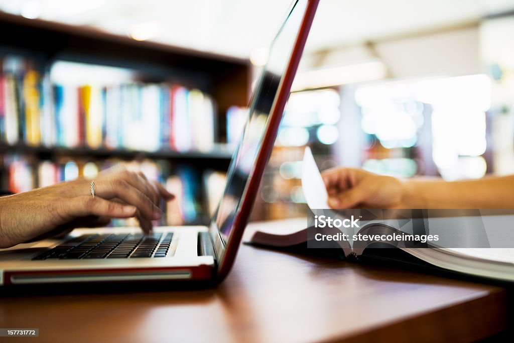 Computador portátil e livro na mesa - Foto de stock de Criação Digital royalty-free