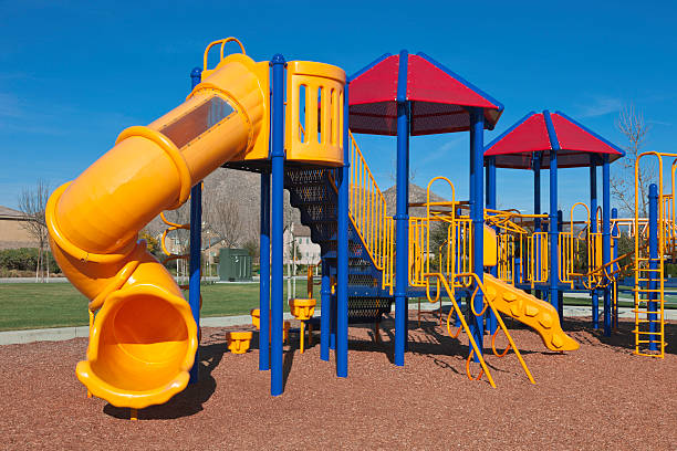 鮮やかな色のプラスチックのプレイグラウンドで昼間 - playground schoolyard playful playing ストックフォトと画像